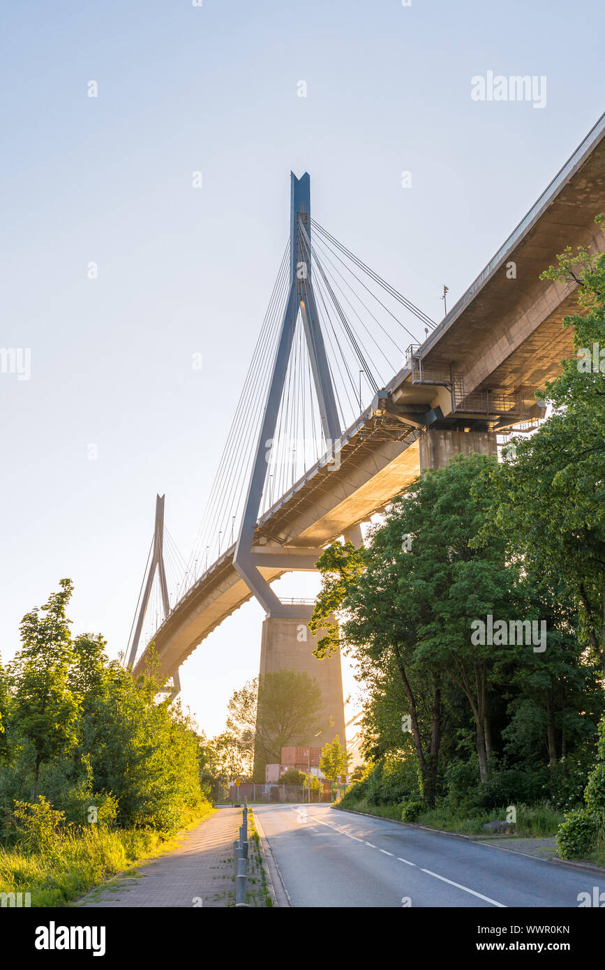 Die Köhlbrandbrücke im Licht zurück in den Hafen von Hamburg Stockfoto