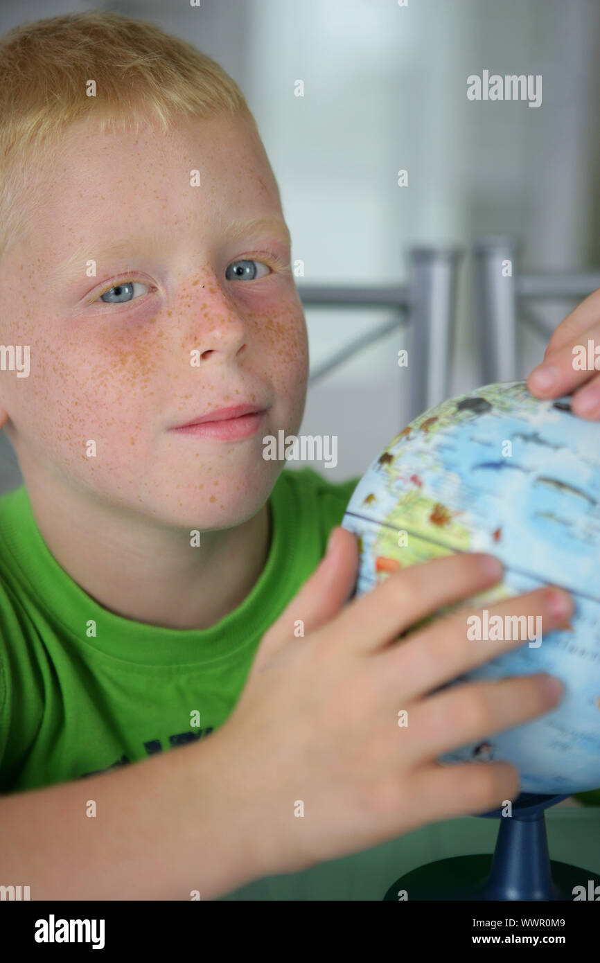 Hellhäutiger Junge mit einem Spielzeug spielen Stockfoto