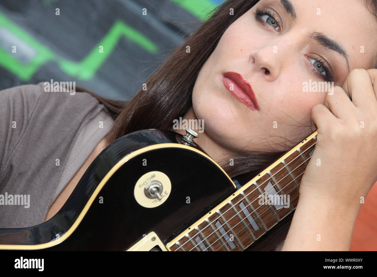 Brünette mit e-Gitarre Stockfoto