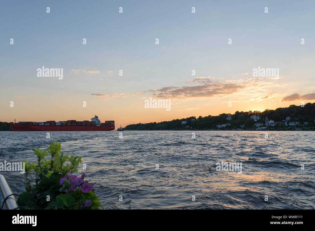 Frachtschiff ist von schleppern in den Hafen gezogen Stockfoto