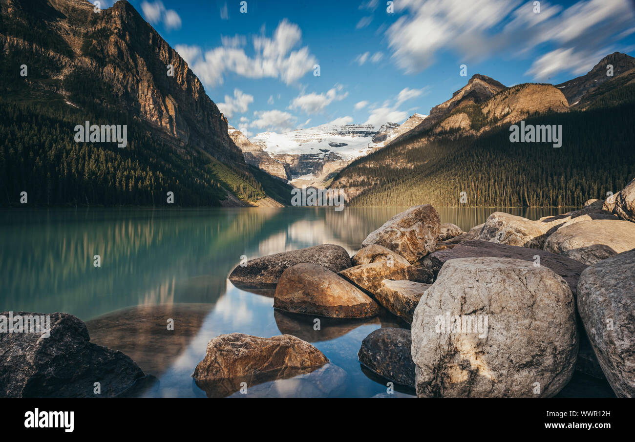 Lange Belichtung Bild von Lake Louise in den Rocky Mountains von Alberta. Stockfoto