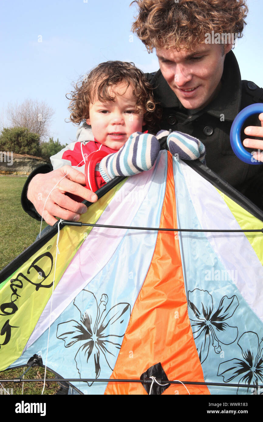 Vater und wenig mit kite Stockfoto