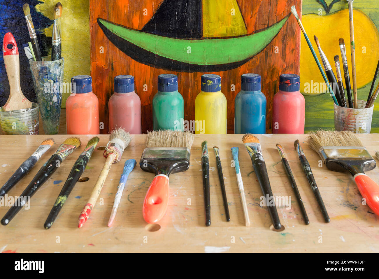 Farben, Bilder und Pinsel in ein Atelier in Hamburg Altona Stockfoto