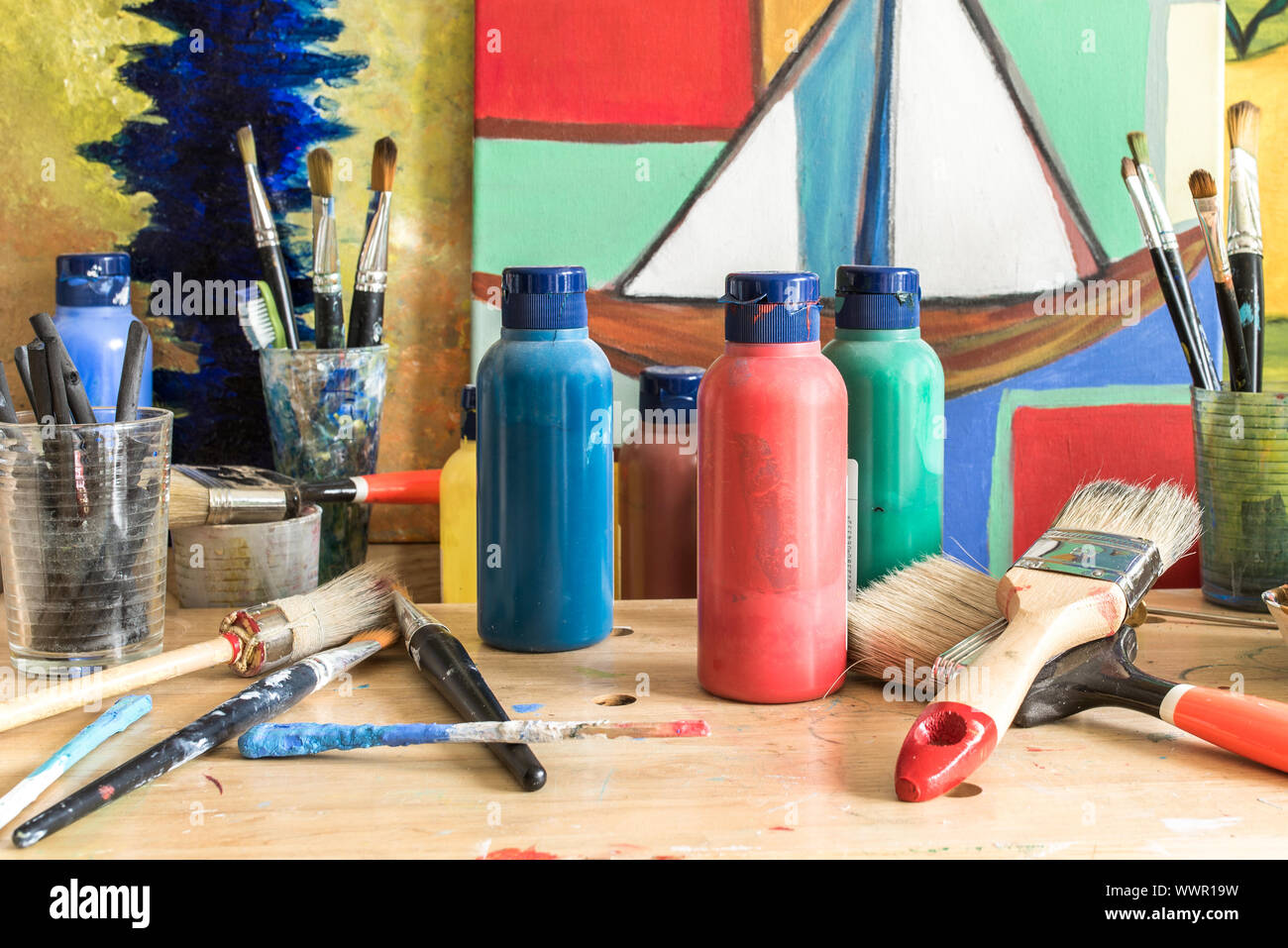 Farben, Bilder und Pinsel in ein Atelier in Hamburg Altona Stockfoto