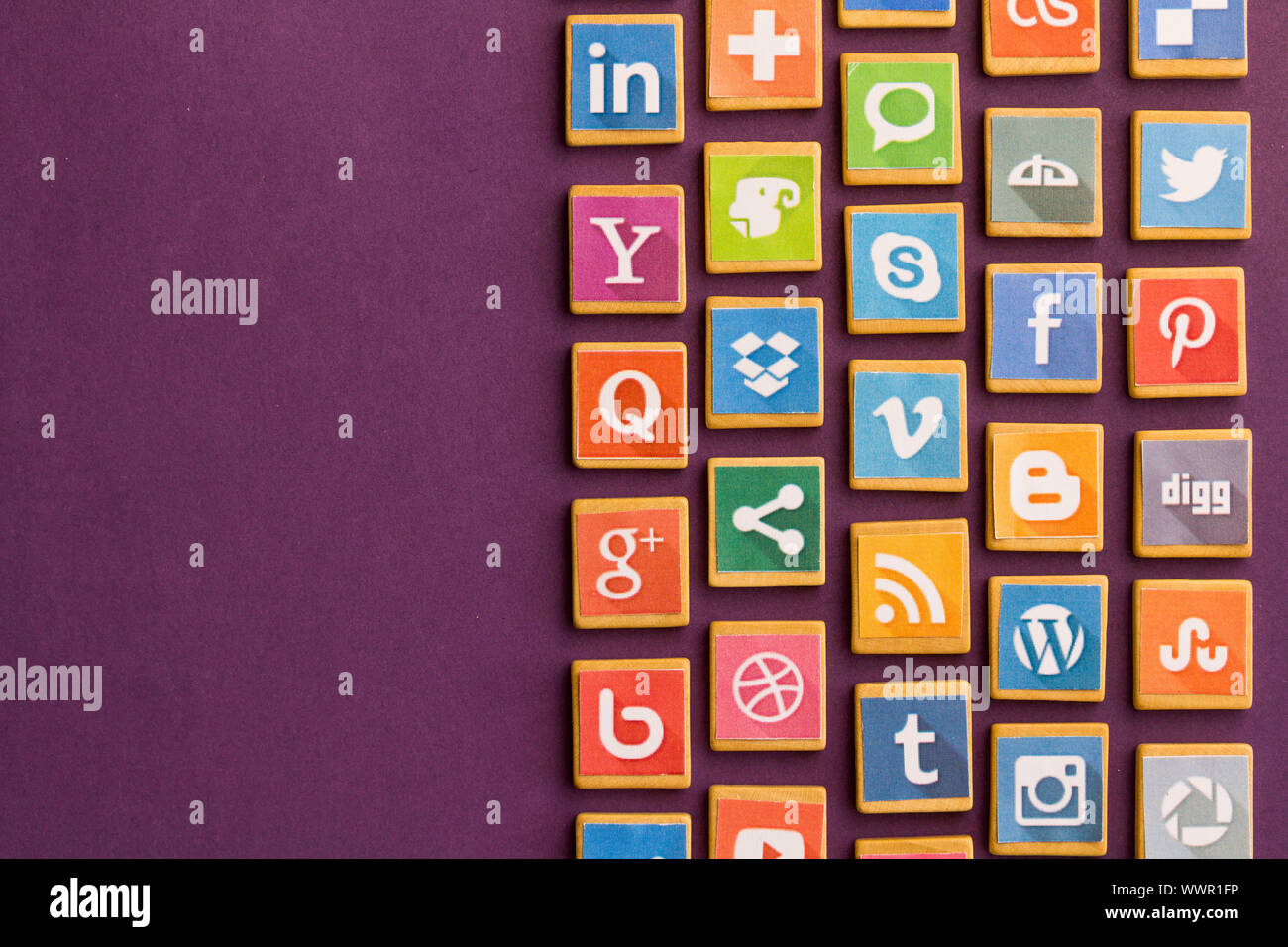 QUEENSTOWN, SÜDAFRIKA - 24. August 2019 - Social Media Hintergrund mit Social Media Logos auf Holz- Spiel Block auf dunklem lila Hintergrund - Social ne Stockfoto