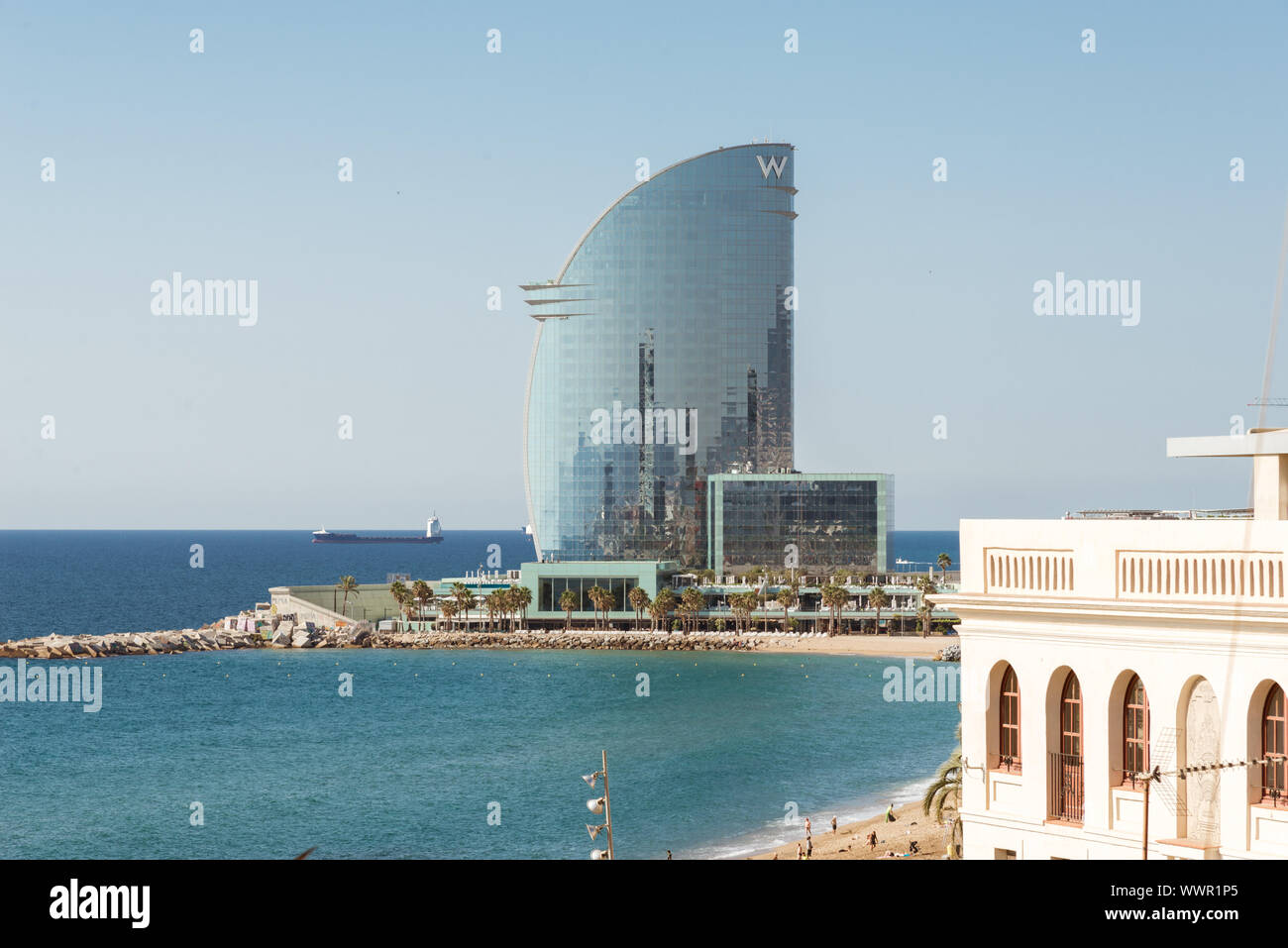 Blick auf die riesige W Barcelona - Hotel direkt am Strand von Barceloneta Stockfoto
