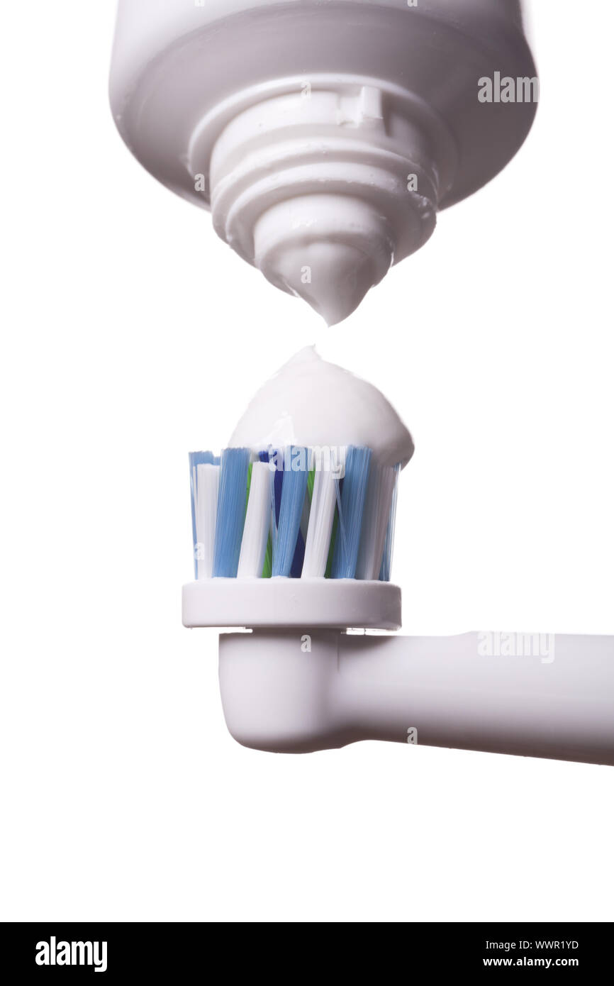 In der Nähe von elektrischen Zahnbürsten und Zahnpasta auf Weiß Stockfoto