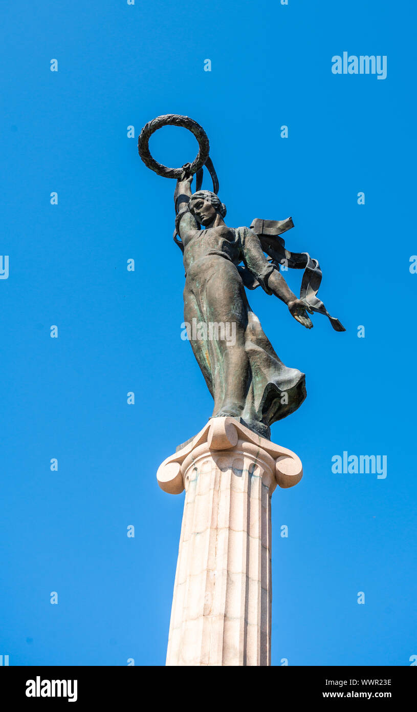 Kherson, Ukraine - 04.27.2019. Ewige Flamme Monument im Park von Herrlichkeit Kherson, Ukraine, an einem sonnigen Frühlingstag Stockfoto