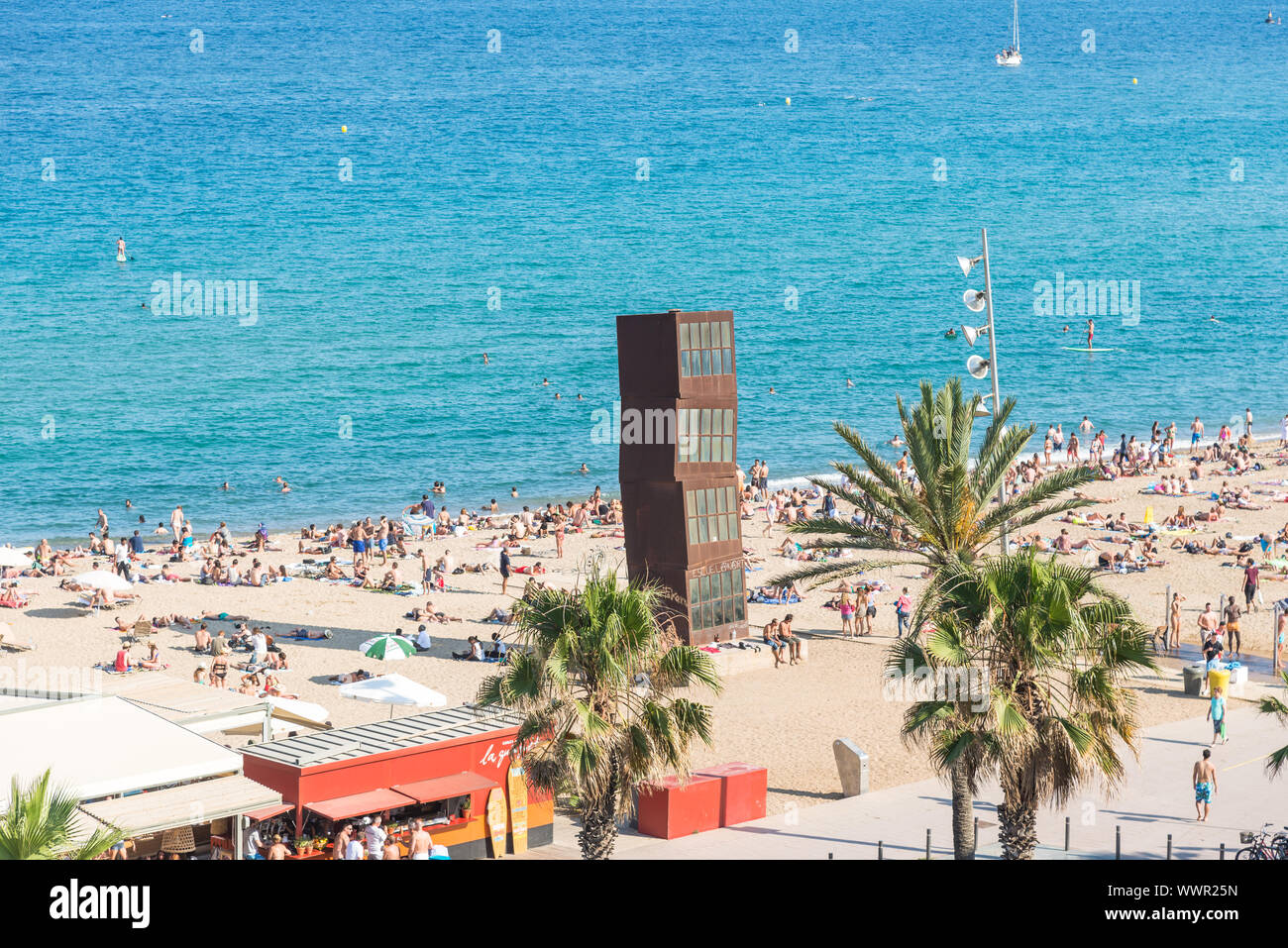 Die Stadt Strand von Barceloneta mit der Skulptur L'Estel Ferit in Barcelona Stockfoto