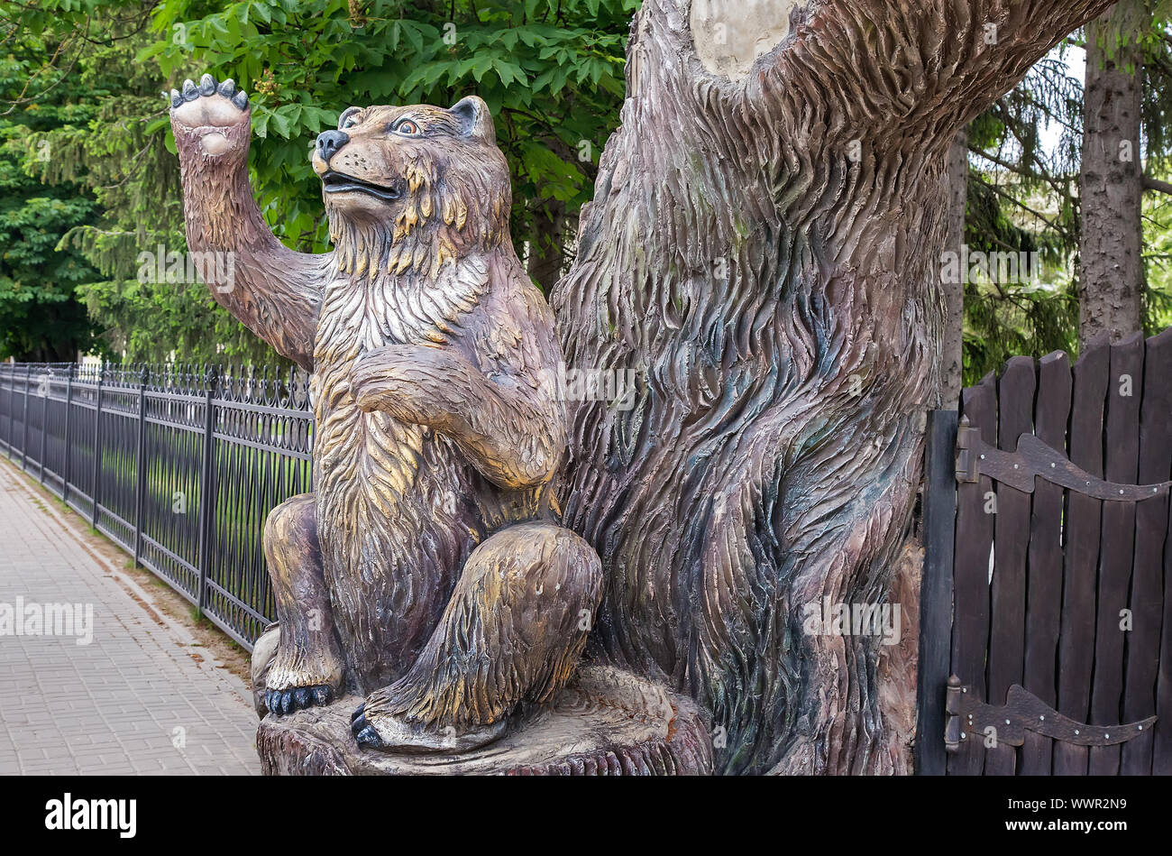 Die Skulptur eines Bären am Eingang zum Park. Stockfoto