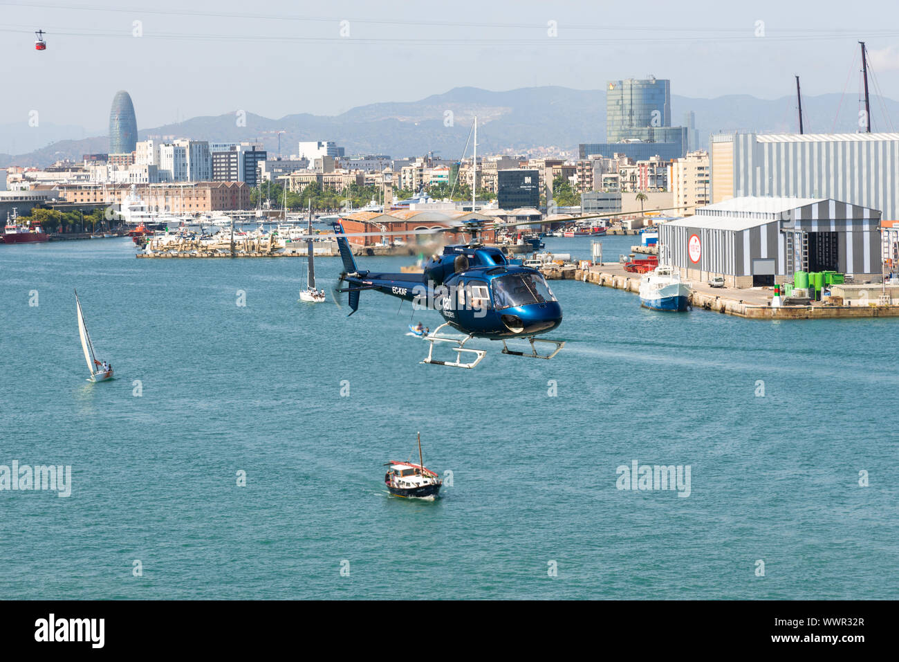 Hubschrauber über dem Hafen von Barcelona. Das Flugzeug ist auf einer Rundreise über Barcelona Stockfoto