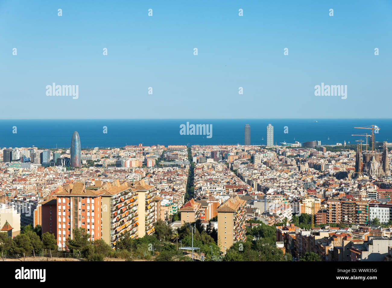 Blick von der Parc del Guinardó nach Barcelona und das Mittelmeer. Stockfoto