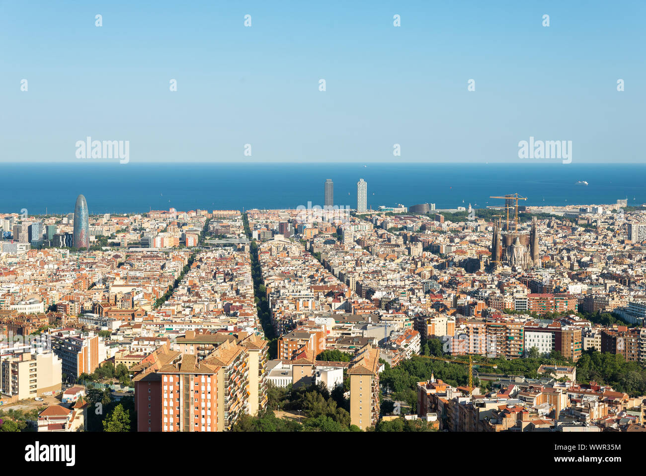 Blick von der Parc del Guinardó nach Barcelona und das Mittelmeer. Stockfoto