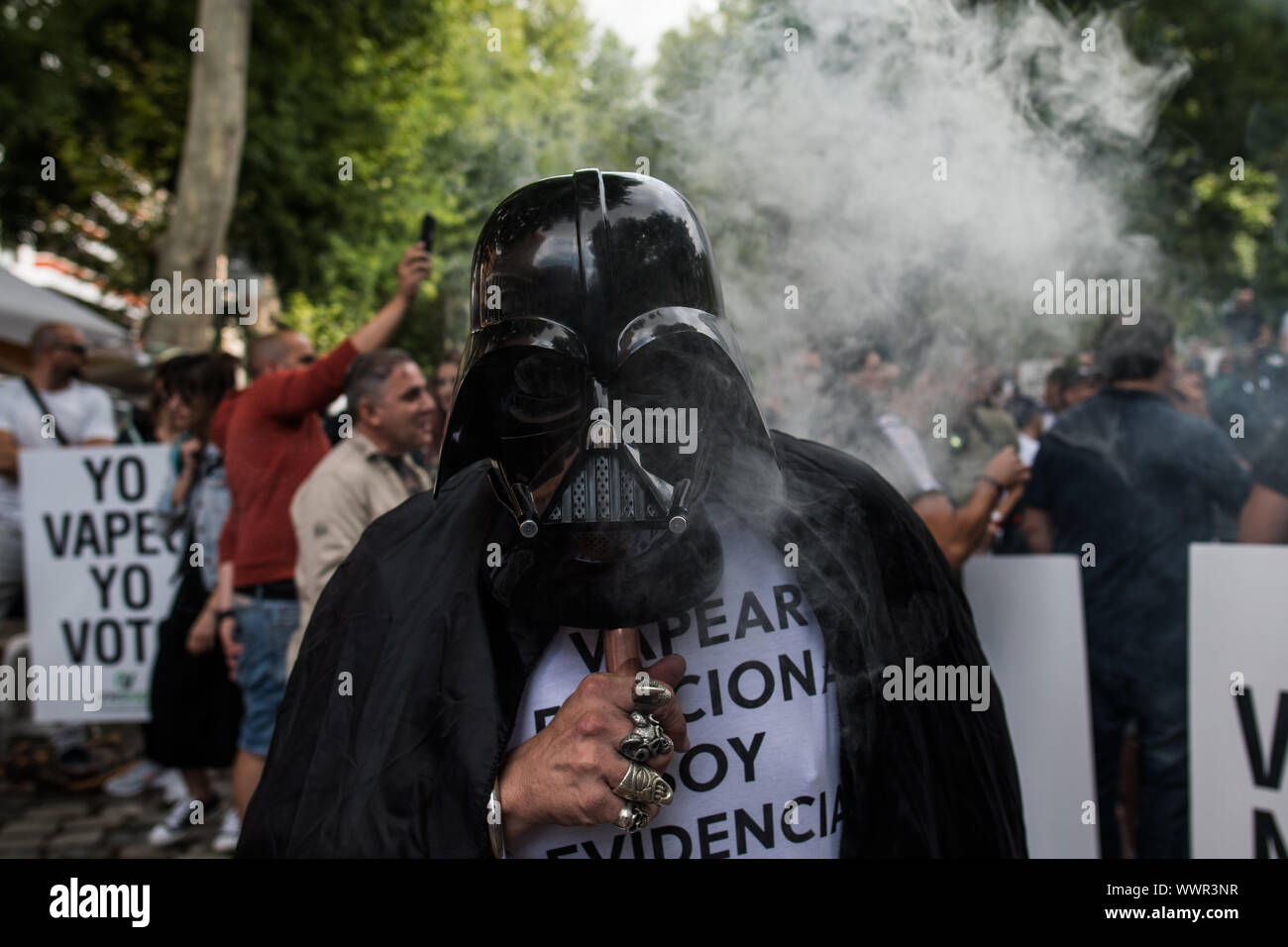 juul vape Madrid, Spanien. 16. September, 2019. Ein Mann mit einem Darth Vader Maske  vaping Vor dem Medizinischen Dienst während eines Protestes verteidigt den  Einsatz von elektronischen Zigaretten gegen Tabak. Die Demonstranten  fordern nicht