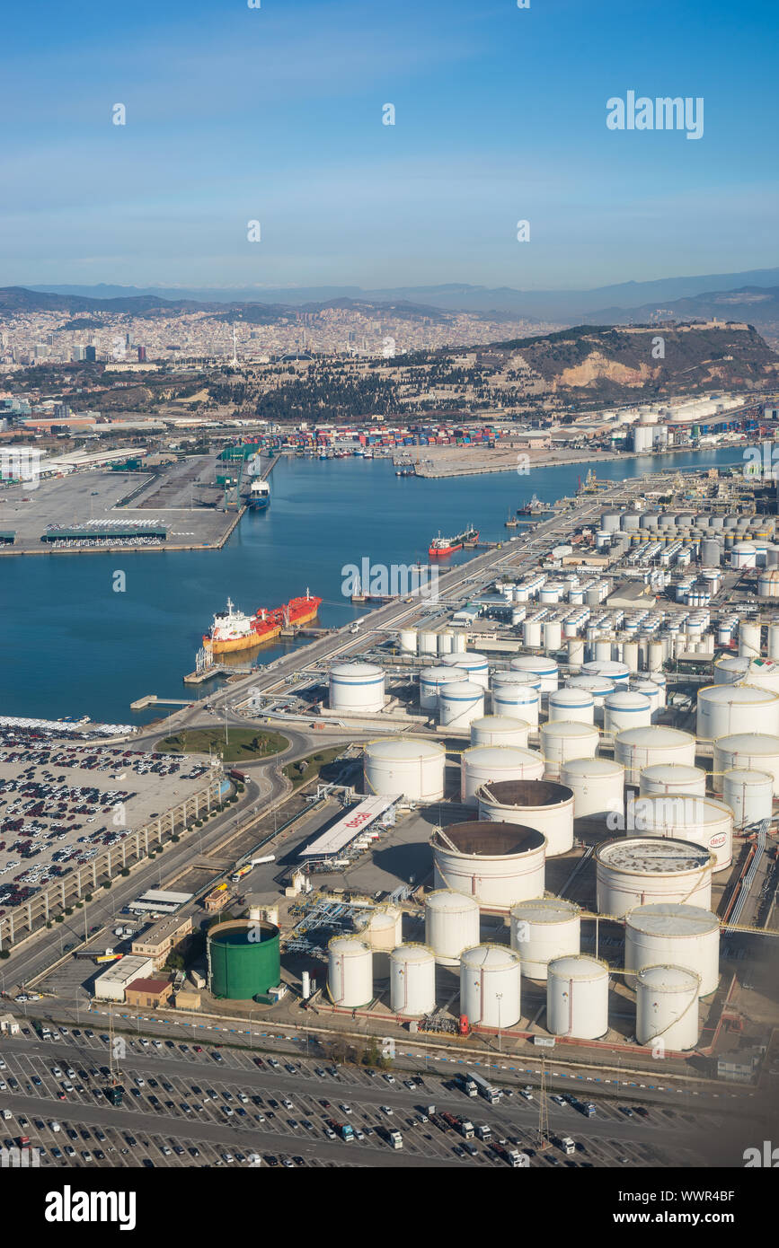 Zylindrische Kraftstoff Lagertanks im Seaport Barcelona, Zona Franca-Port Stockfoto