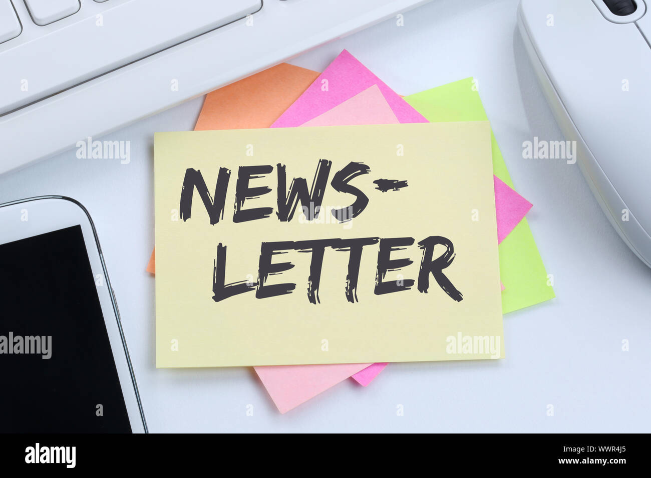 Newsletter Anmeldung auf dem Internet für Business Marketing Kampagne Schreibtisch Stockfoto