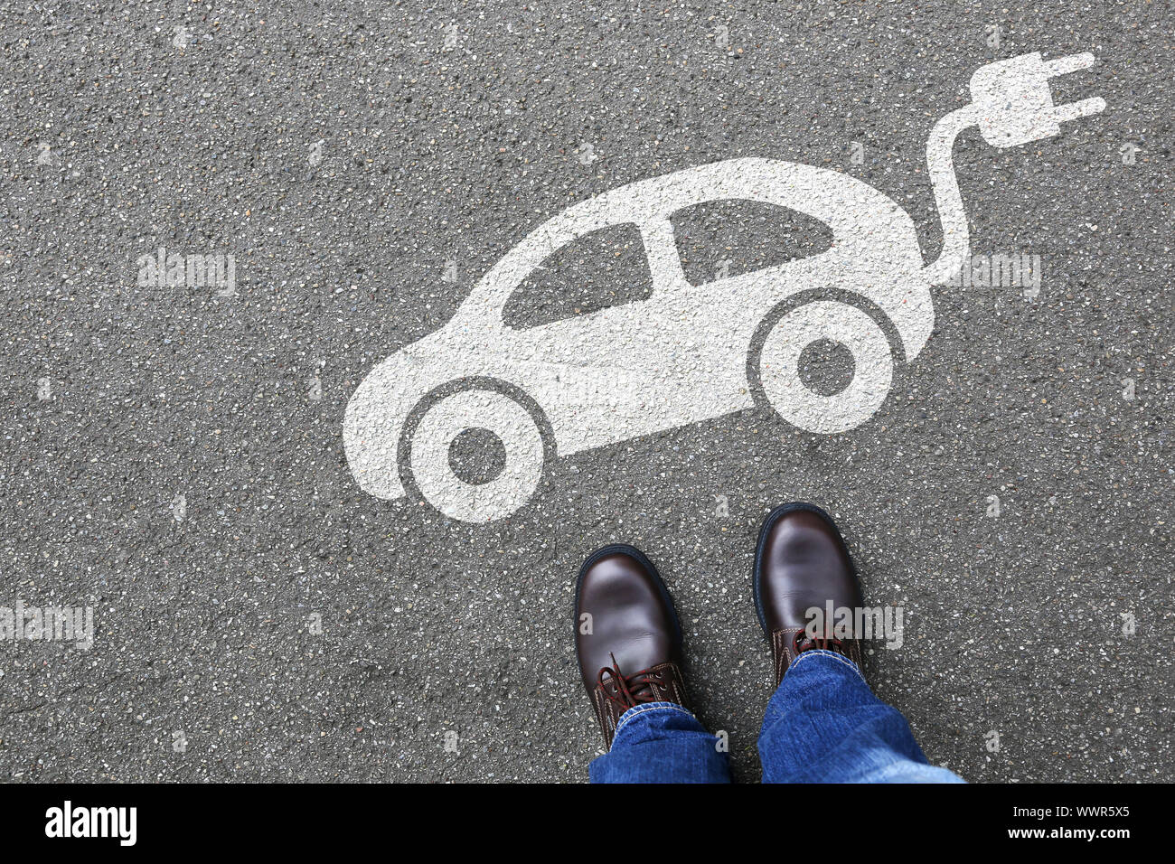 Mann Mensch Elektroauto Elektroauto Auto Verkehr Mobilität Umwelt umweltfreundlich Stockfoto