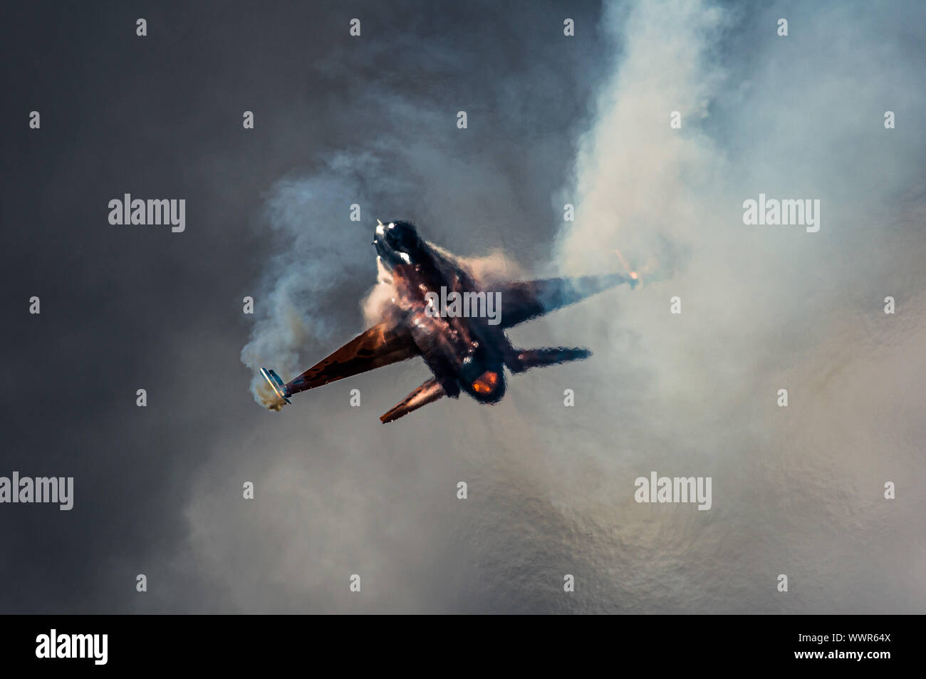 Eine Lockheed Martin F-16 der Koninklijke Luchtmacht (KLU)/Royal Netherlands Air Force (RNLAF) führt eine Kunstflugroutine bei RAF Waddington durch. Stockfoto