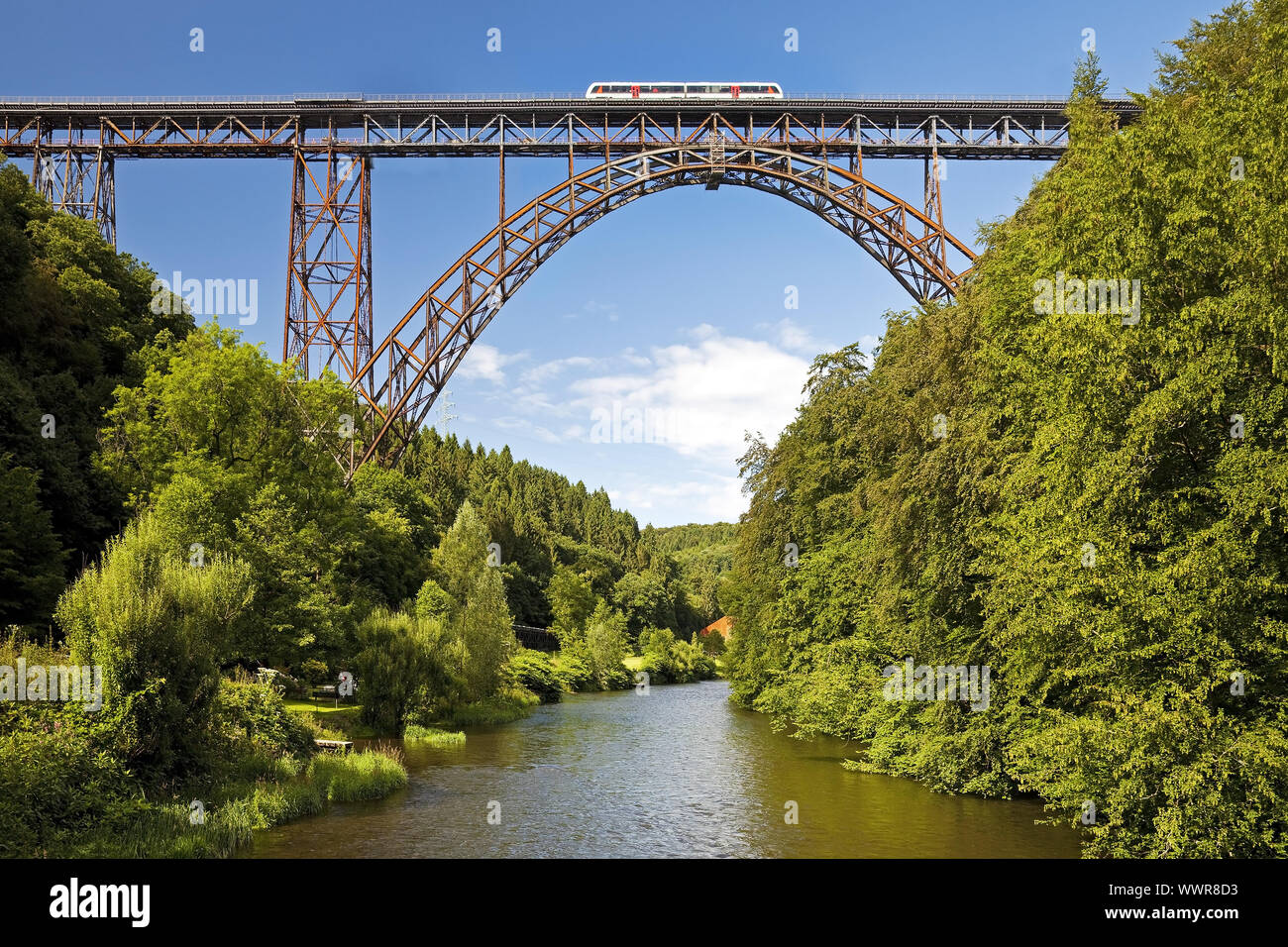 Brigde Muengstener Viadukt über die Wupper mit Zug, Solingen, Nordrhein-Westfalen, Deutschland Stockfoto