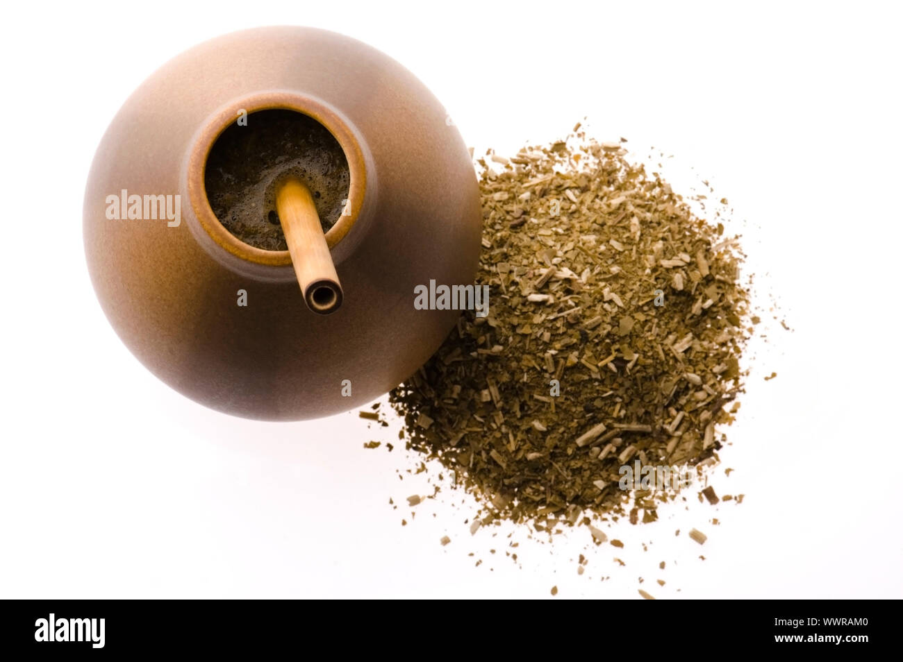 Argentinische calabash mit Yerba mate auf weißem Hintergrund Stockfoto