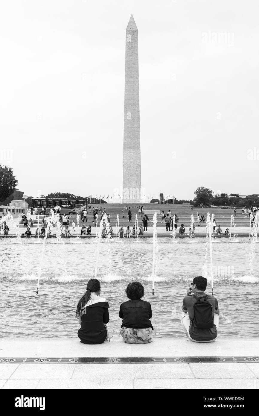 Washington DC, USA - 07. Juni 2019: 2. Weltkrieg Memorial Springbrunnen und Washington Spalte Stockfoto