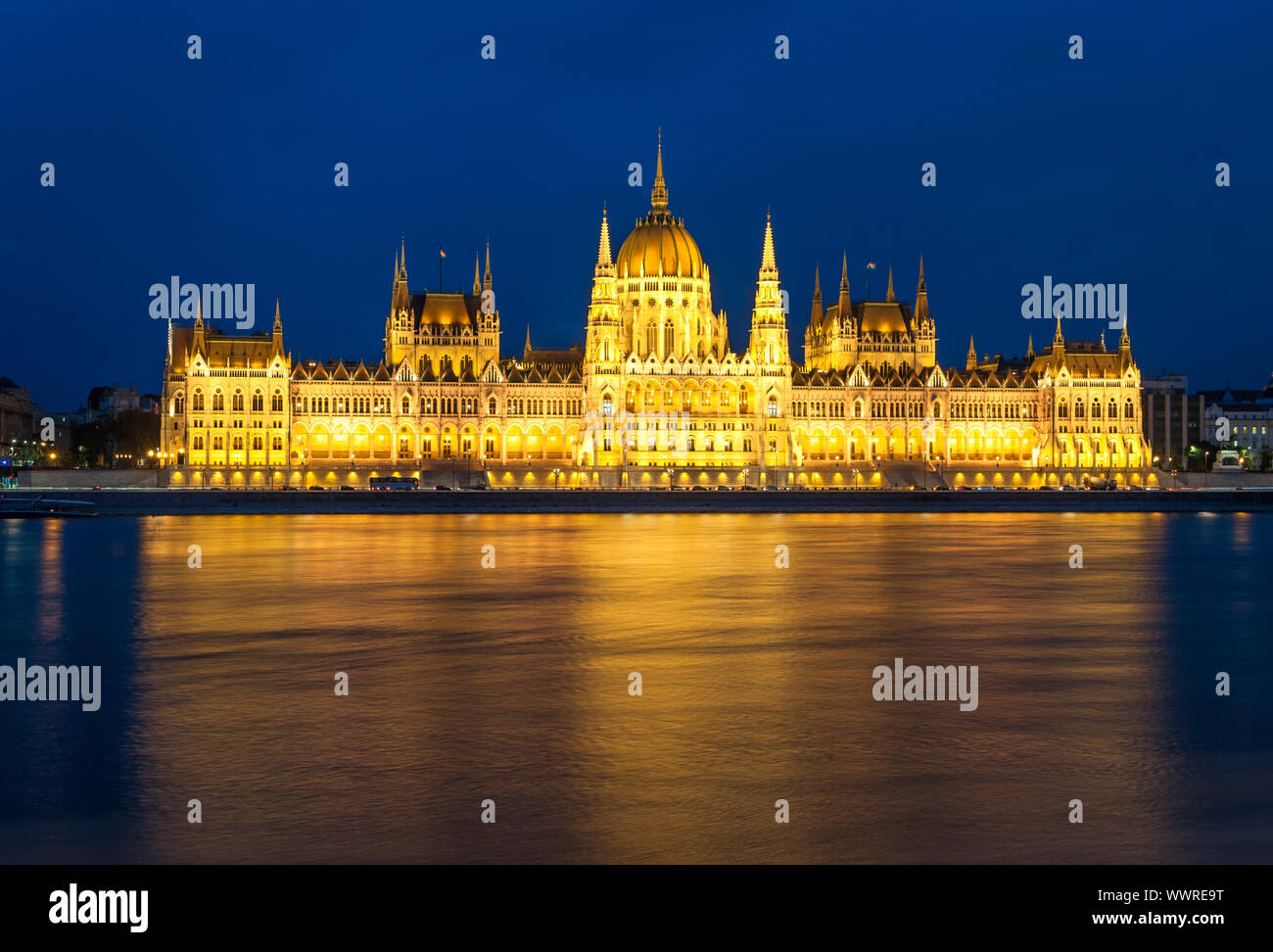 Parlamentsgebäude und die Donau in der Nacht, Budapest, Ungarn Stockfoto