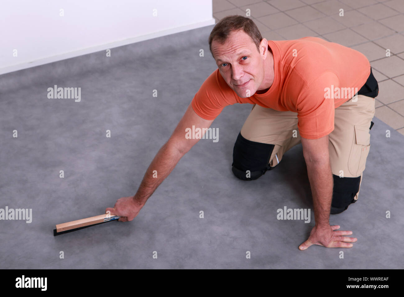 Man Fitting Linoleum Floor Stockfotos Man Fitting Linoleum Floor