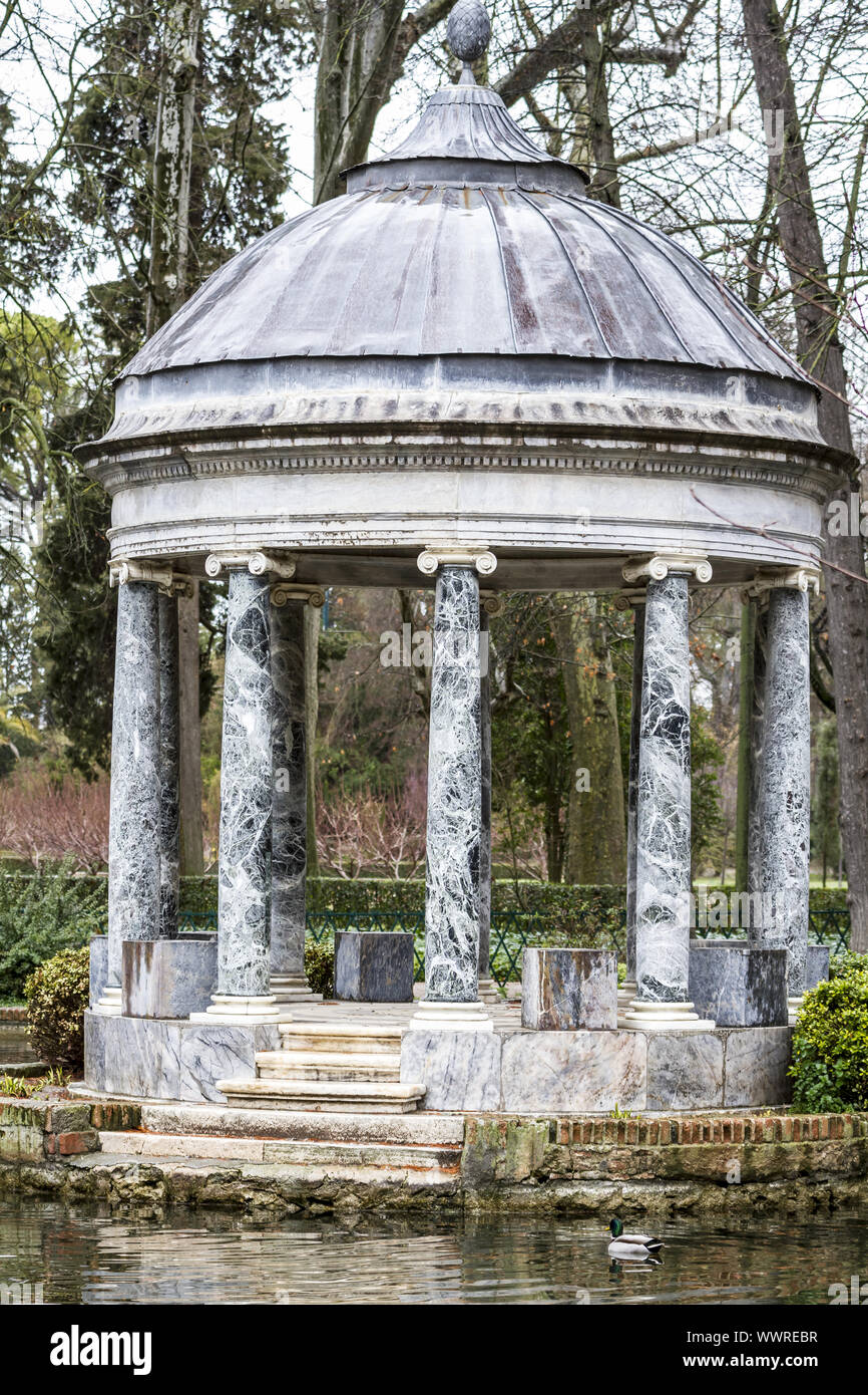 Tempel im griechischen Stil, Erbe der Menschheit, Gärten der Insel neben dem königlichen Palast Stockfoto