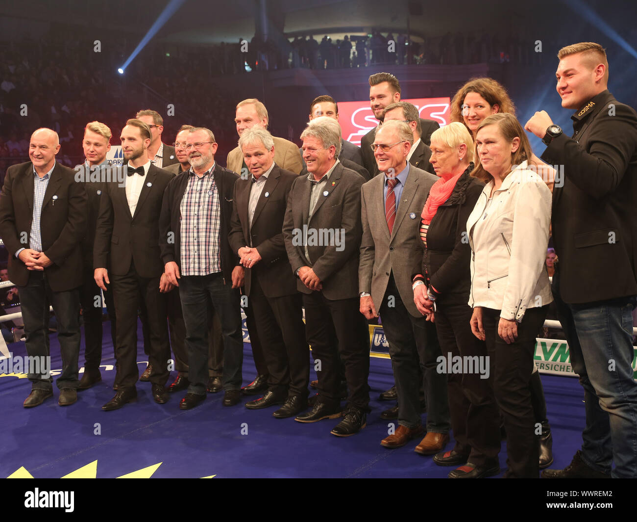 Sport Stars aus Magdeburg als Ehrengäste im Ring während der SES-box Gala 12.11.2016 Stockfoto