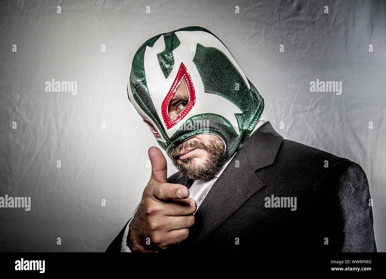 Chef, wütend Geschäftsmann mit Maske des mexikanischen Kämpfer, gekleidet in Anzug und Krawatte Stockfoto