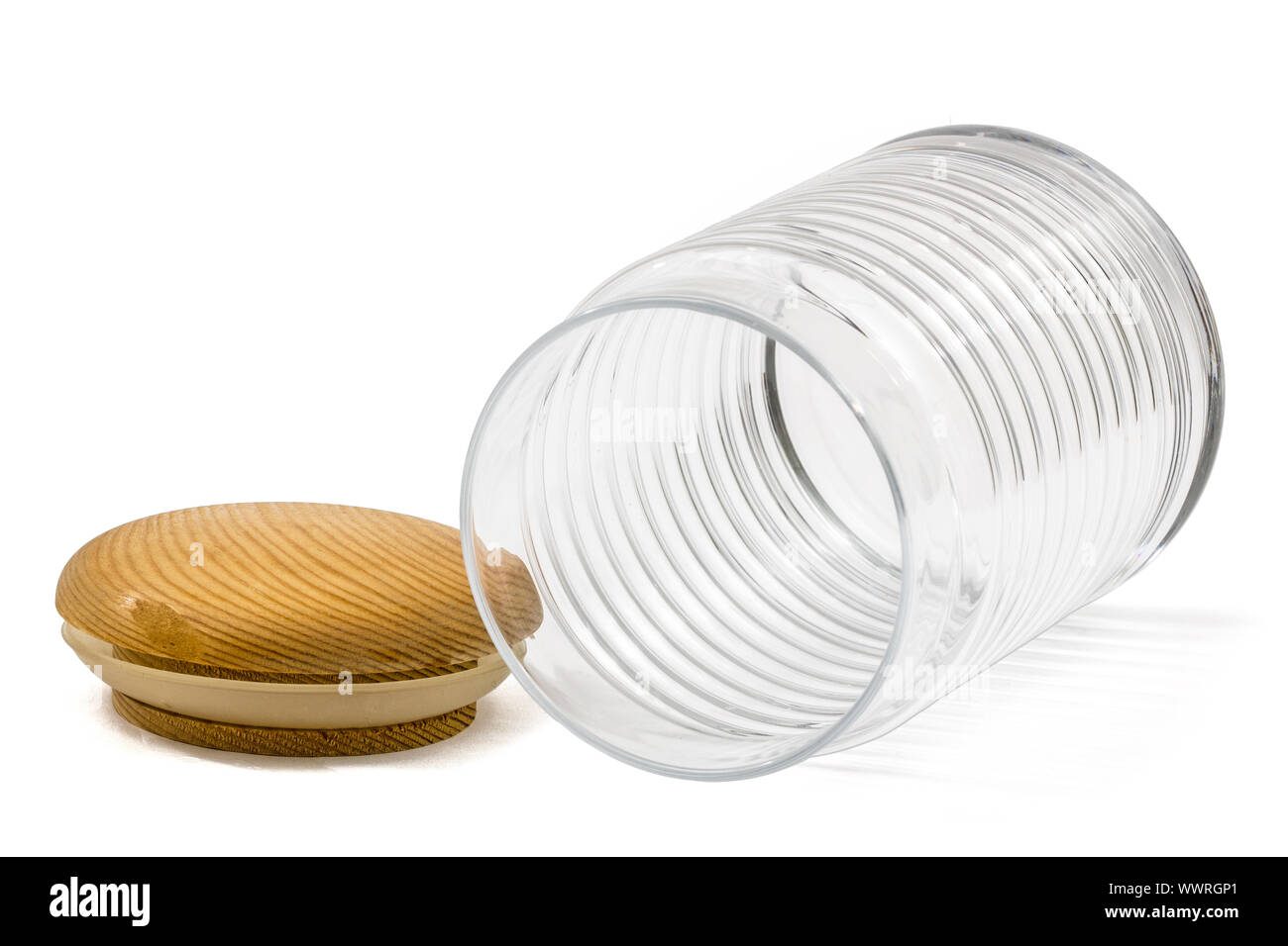 Leeres Glas mit Deckel aus Holz, isoliert auf weiss, mit Beschneidungspfad Stockfoto