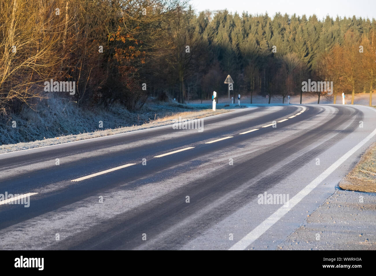 Winterliche Straße mit frostigen Eis Stockfoto