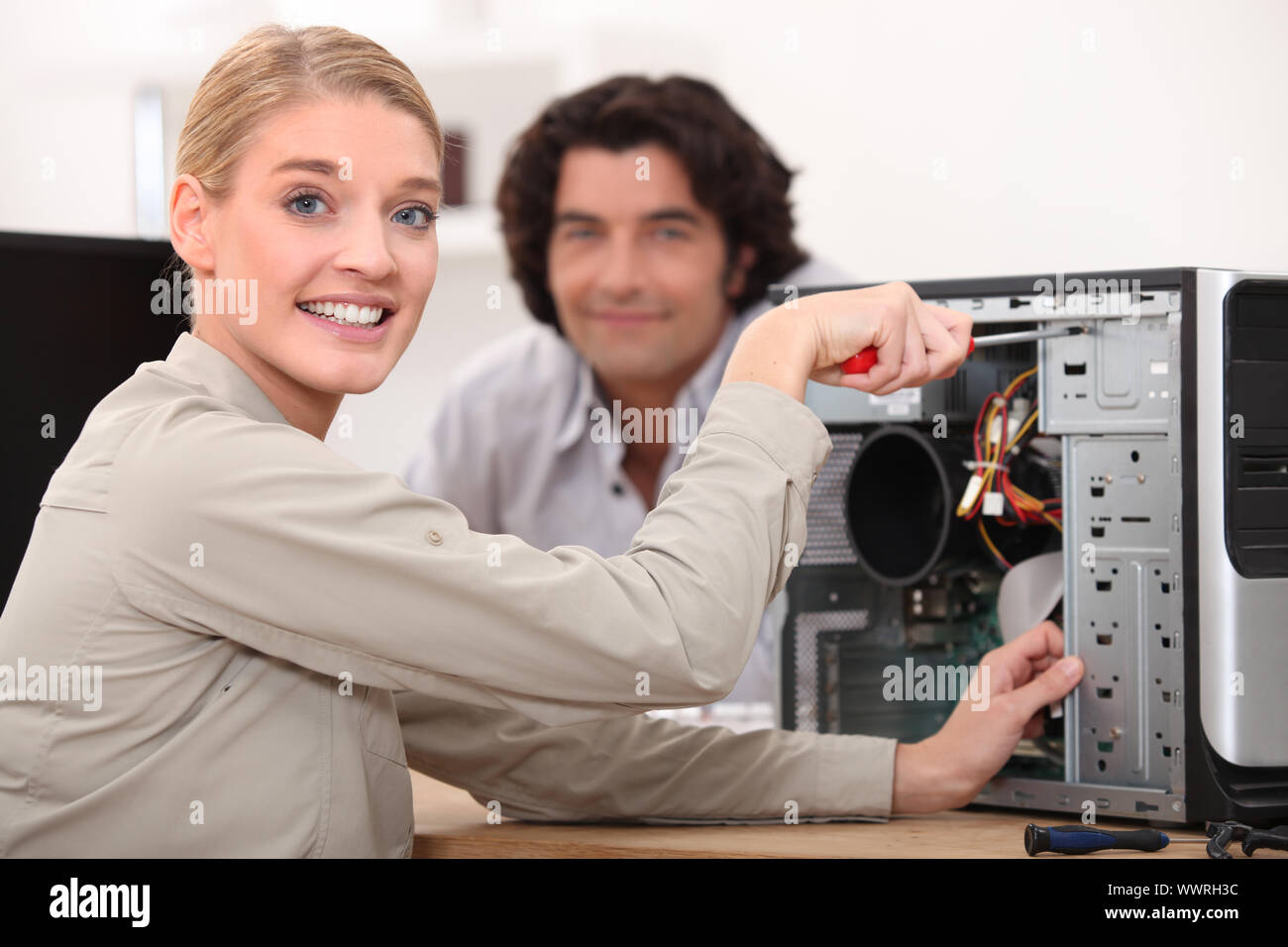 Glücklich Festsetzung eines Computer-Techniker Stockfoto