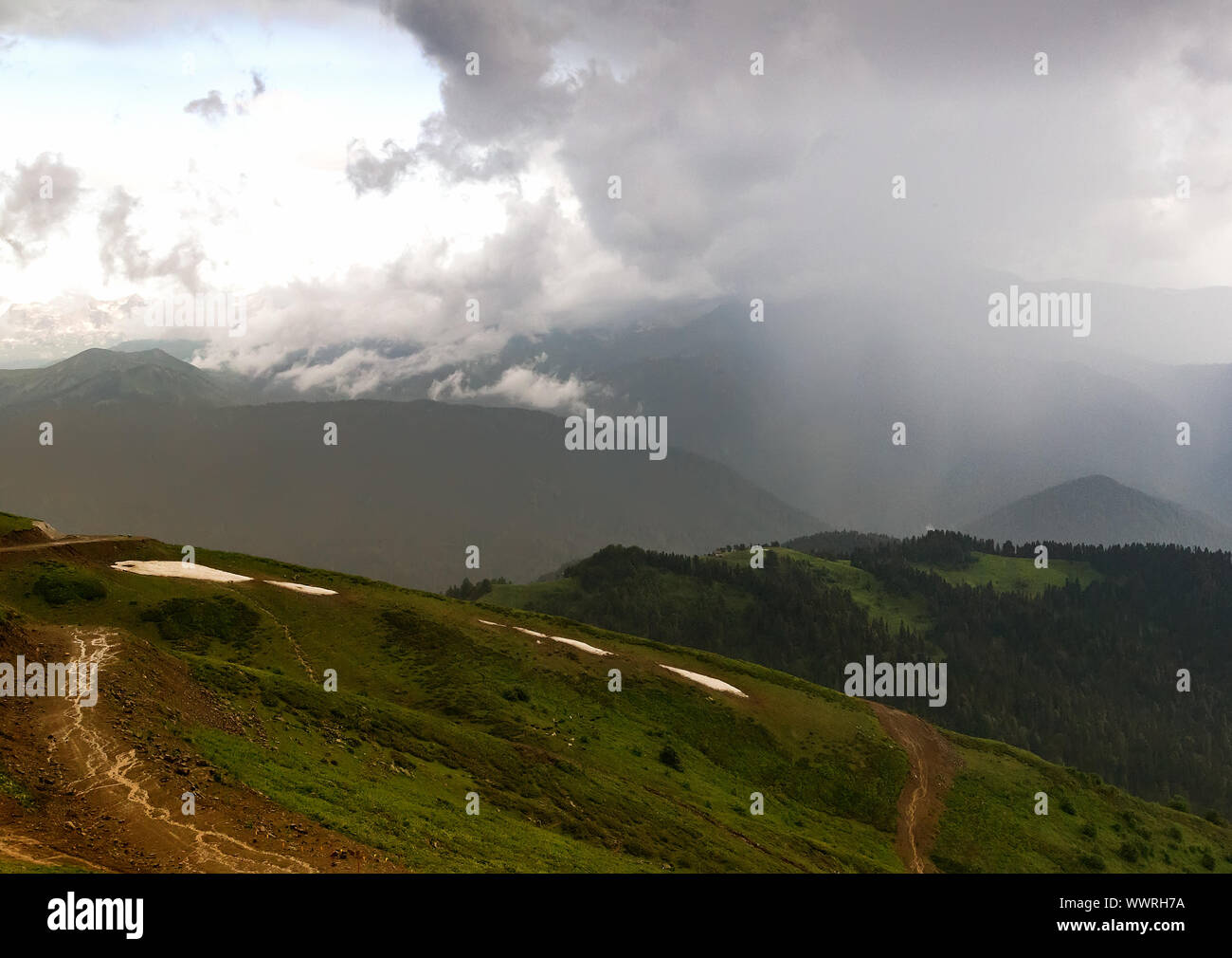 Die bergige Landschaft der Pisten von Wald bedeckt. Stockfoto