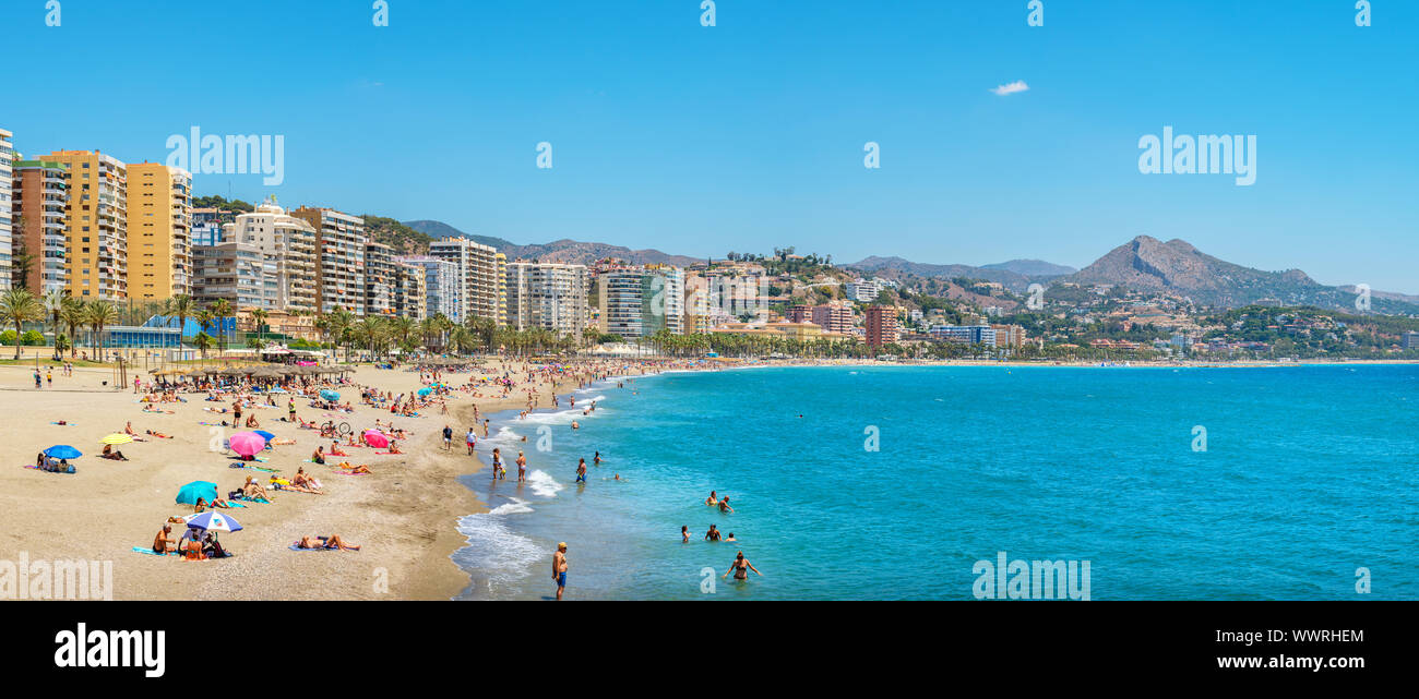 Urlauber Sonnenbaden auf der beliebten Stadtstrand von Playa La Malagueta. Malaga, Spanien Stockfoto