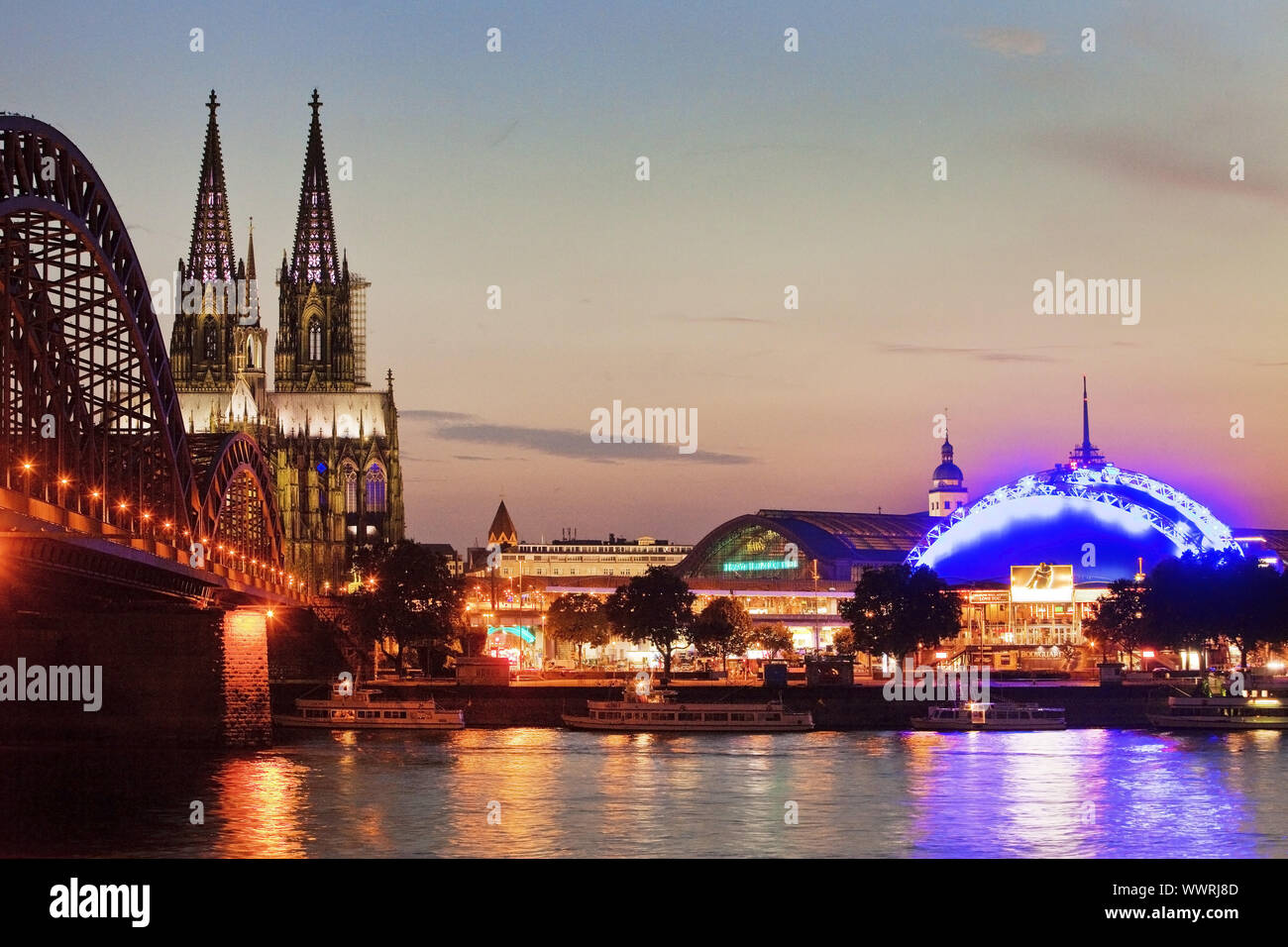 Der Kölner Dom mit Hohenzollernbrücke und Musical Dome in der Dämmerung, Köln, Deutschland Stockfoto