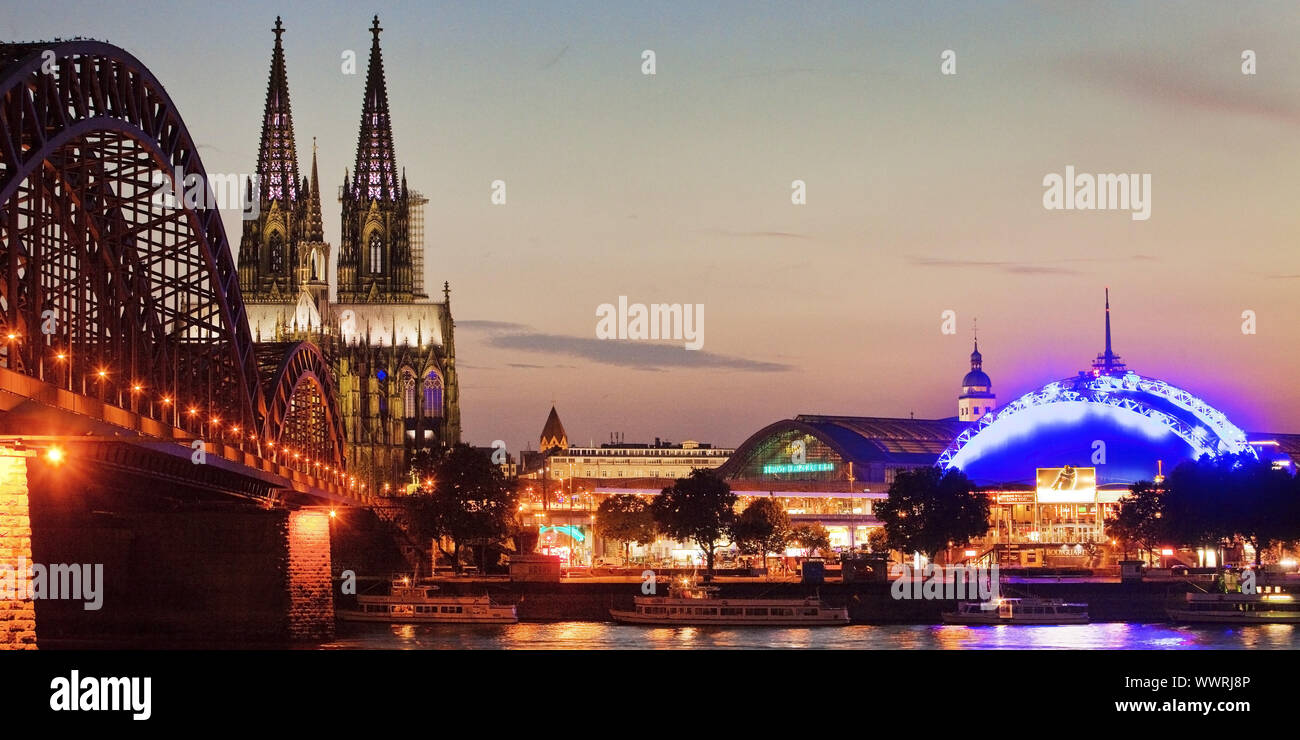 Der Kölner Dom mit Hohenzollernbrücke und Musical Dome in der Dämmerung, Köln, Deutschland Stockfoto