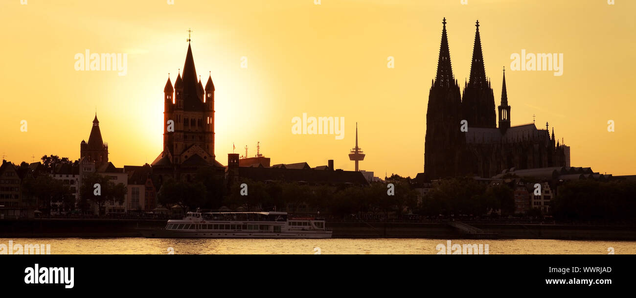 Silhouetten der grossen Kirche St. Martin und der Kölner Dom im Sonnenuntergang, Köln, Deutschland, Europa Stockfoto