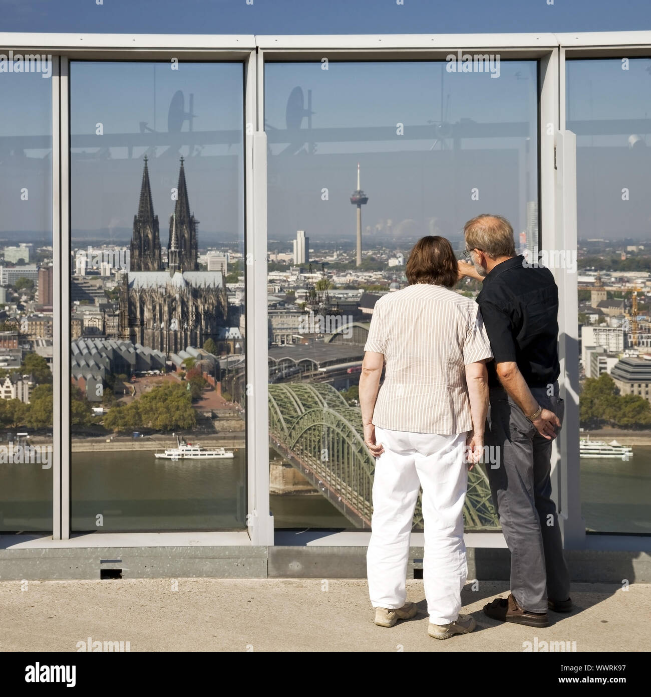 Besucher genießen den Blick aus Koeln Dreieck oberservation Deck in der Stadt, Köln, Deutschland Stockfoto