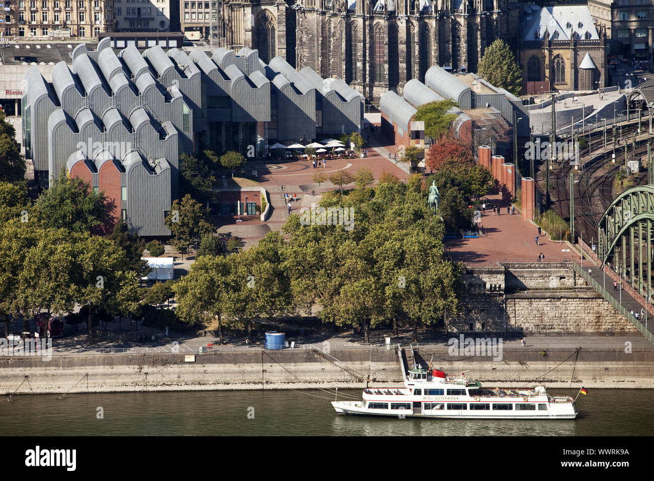 Stadtbild von oben mit Philharmonikern und Rhein, Köln, Nordrhein-Westfalen, Deutschland Stockfoto