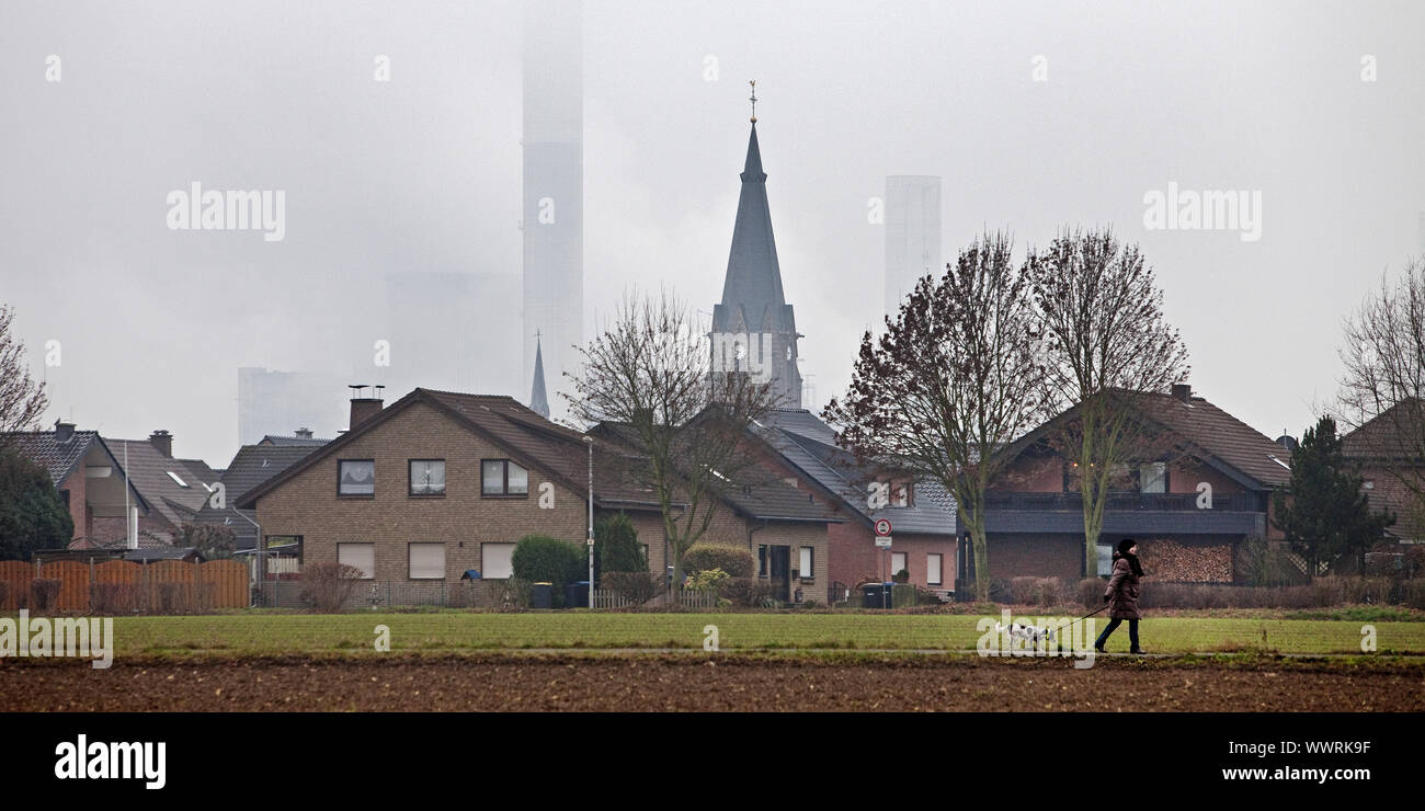 Bezirk Gutsdorf vor dem Kohlekraftwerk Neurath, Grevenbroich, Deutschland Stockfoto