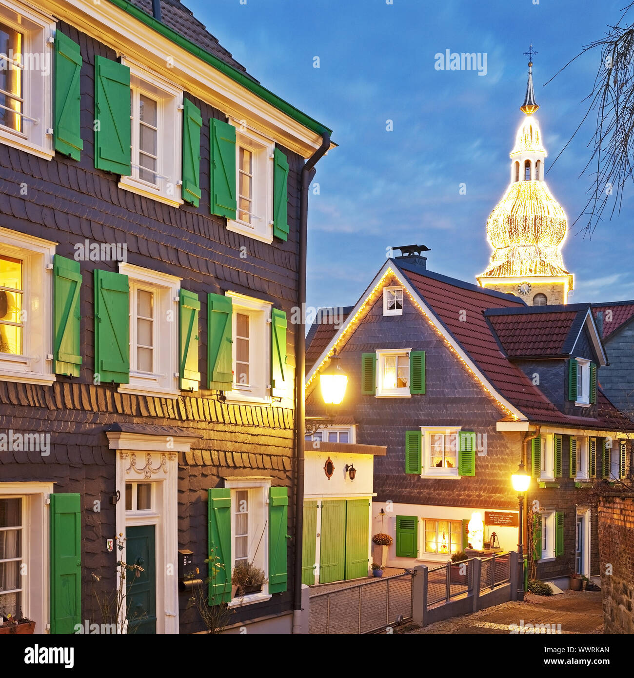 Historische Altstadt von Lennep mit der evangelischen Kirche an Weihnachten, Remscheid, Deutschland Stockfoto