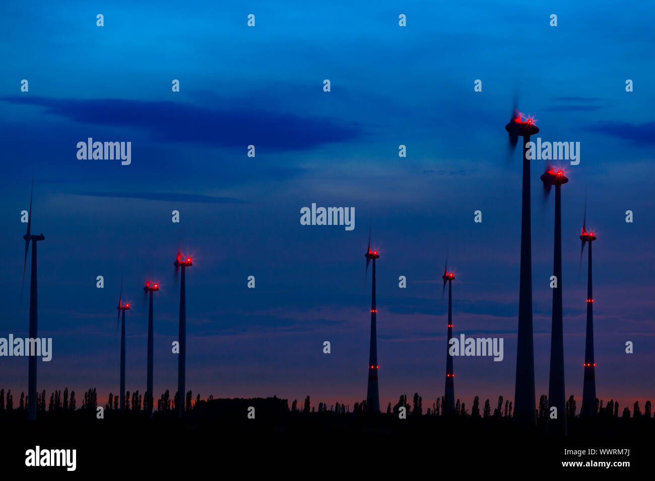 Windkraftanlage bei Nacht Stockfoto