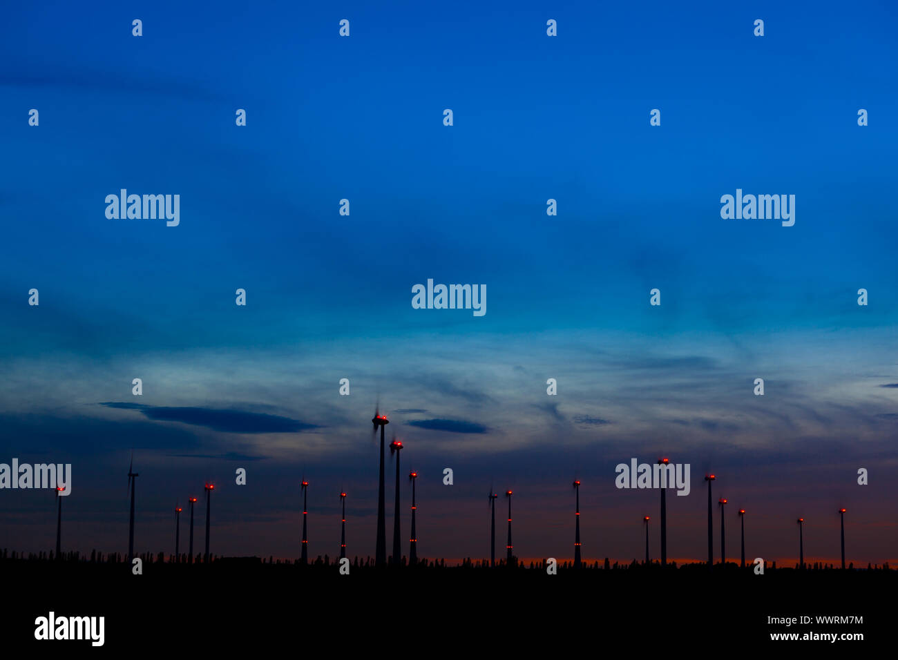 Windkraftanlage bei Nacht Stockfoto