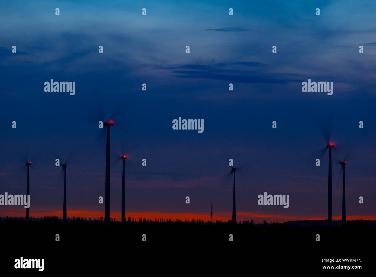 Windkraftanlage bei Nacht Stockfoto