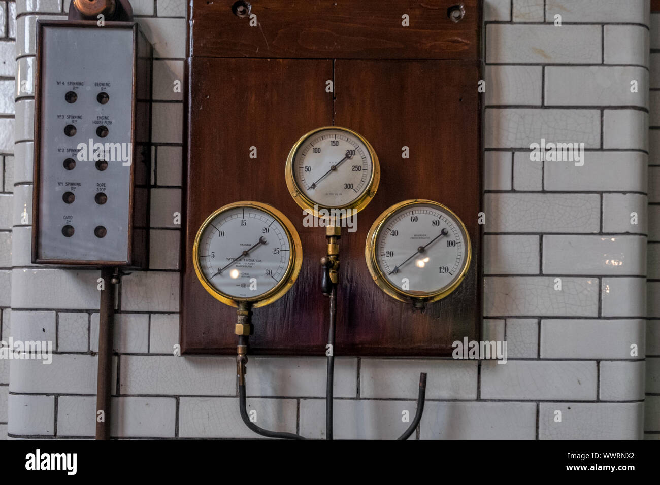 Verschiedene Manometer in den Maschinenraum der eine Mühle montiert Stockfoto
