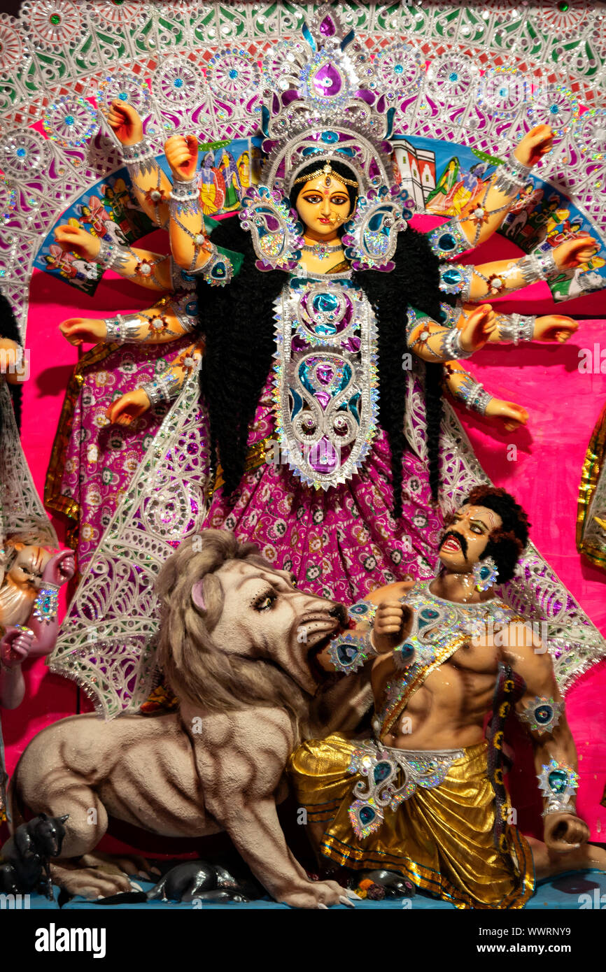 Durga Puja Idiol oder Abbildung in einem gegründeten barowari Puja pandal. Hintergrundbild für Durga Puja. Stockfoto