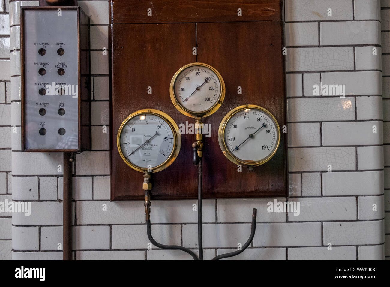 Verschiedene Manometer in den Maschinenraum der eine Mühle montiert Stockfoto
