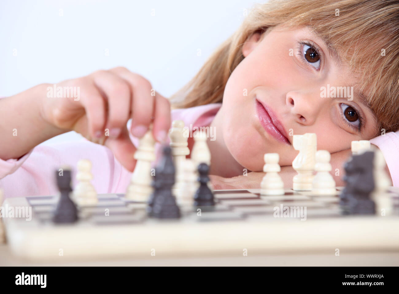 Mädchen spielen Schach Stockfoto