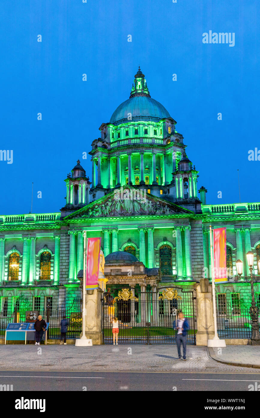 Der Belfast City Hall an der Donegall Square in Belfast, Nordirland in der Nacht Stockfoto